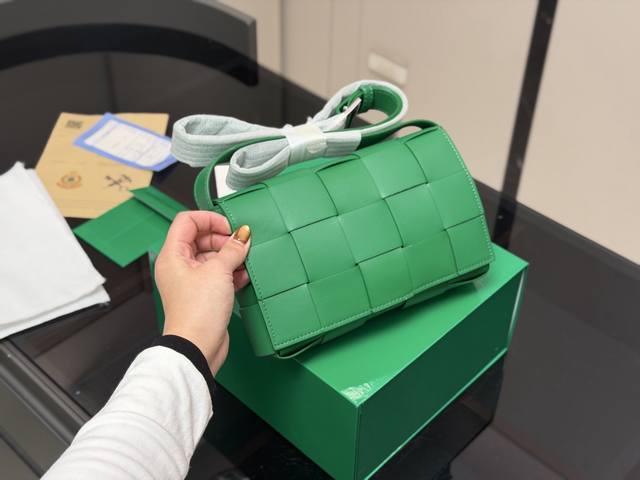 配盒 Size:22*14Cm Bottega Veneta Cassette Bv I豆腐包! 海绵宝宝! 细腻光滑 最重要是整个包的蓬度, 每个方块必须做到 配盒 Size:22*14Cm Bottega Veneta Cassette Bv I豆腐包! 海绵宝宝! 细腻光滑 最重要是整个包的蓬度, 每个方块必须做到
