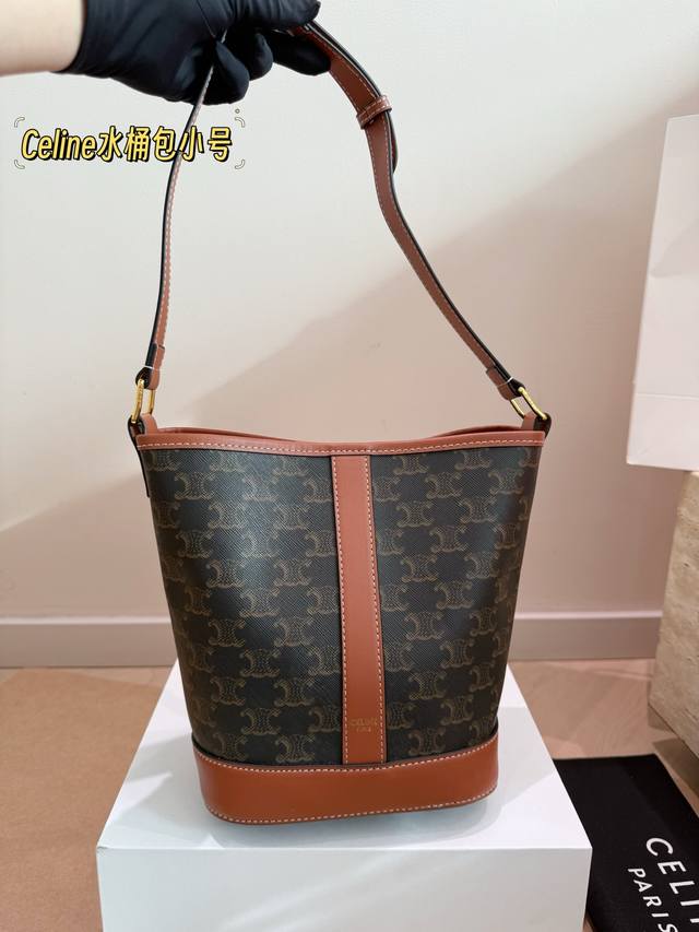 配盒 Size：18*22Cm 小 Celine 水桶包 一直很喜欢老花的包 老花色经典极搭！ 颜值超级在线哦 Celine水桶包越背越顺手