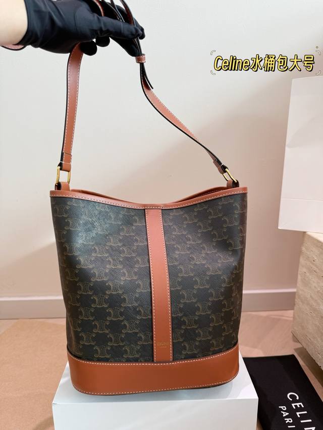 配盒 Size：25*27Cm 大 Celine 水桶包 一直很喜欢老花的包 老花色经典极搭！ 颜值超级在线哦 Celine水桶包越背越顺手
