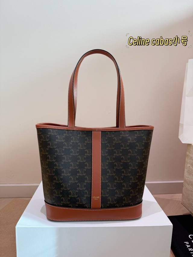Size：18*22Cm 小 Celine 托特包 一直很喜欢老花的包 老花色经典极搭！ 颜值超级在线哦 Celine Cabas包越背越顺手
