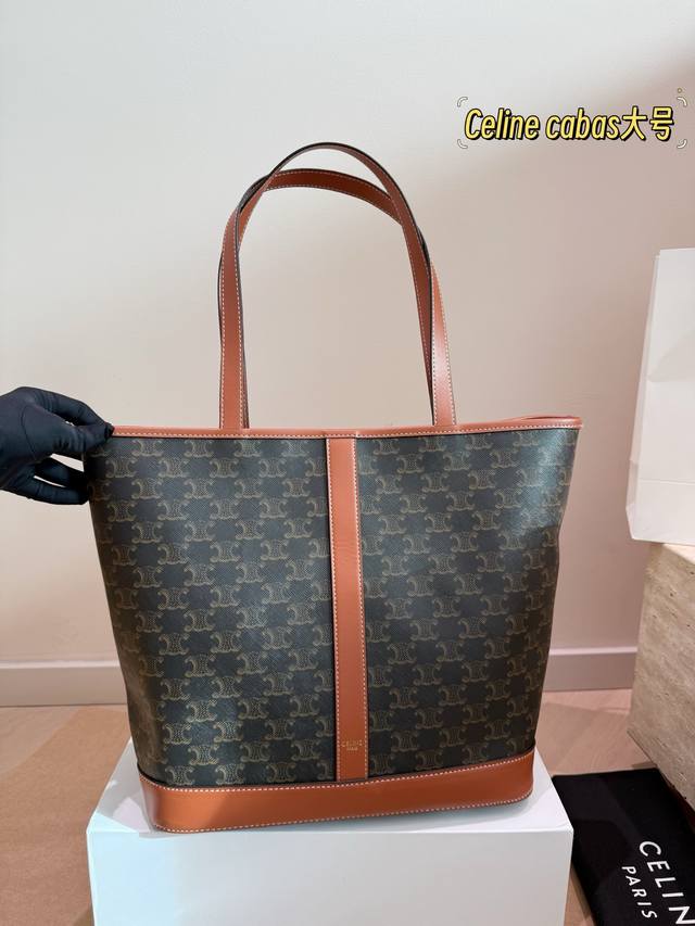 Size：25*27Cm 大 Celine 托特包 一直很喜欢老花的包 老花色经典极搭！ 颜值超级在线哦 Celine Cabas 包越背越顺手