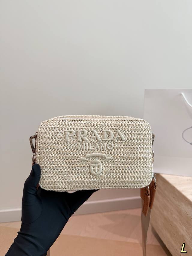 Prada straw camera bag Love at first sight color scheme Greatly meets daily use