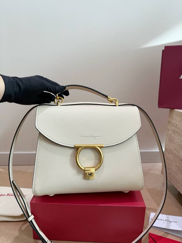 Comes with Box Ferragamo A classic shoulder bag that blends style and chic, exud