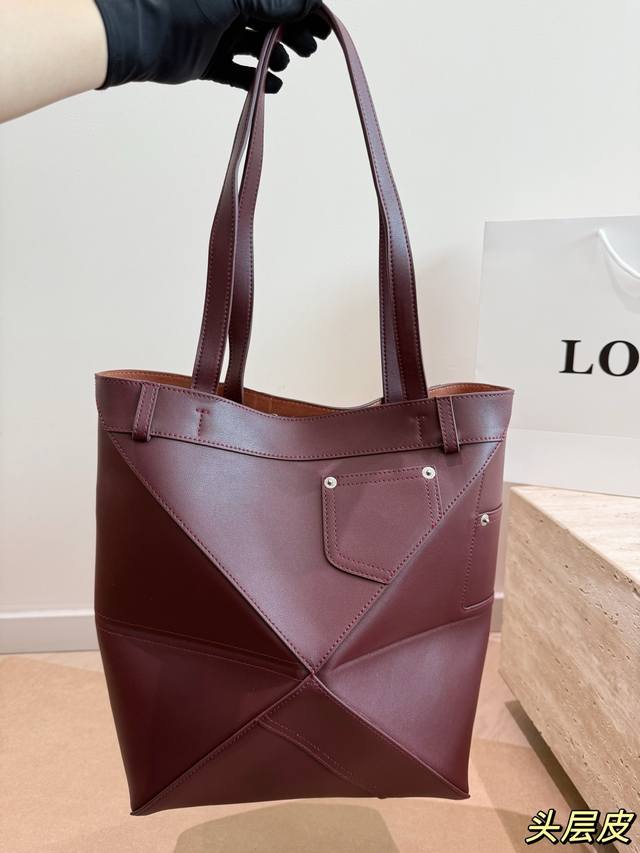 罗意威折叠托特包 Loewe puzzle Fold折叠托特包，采用优质牛皮，拼接几何设计超有辨识度！黑色内衬棕色皮革，质感满分。尺寸约25.5×14.5×31