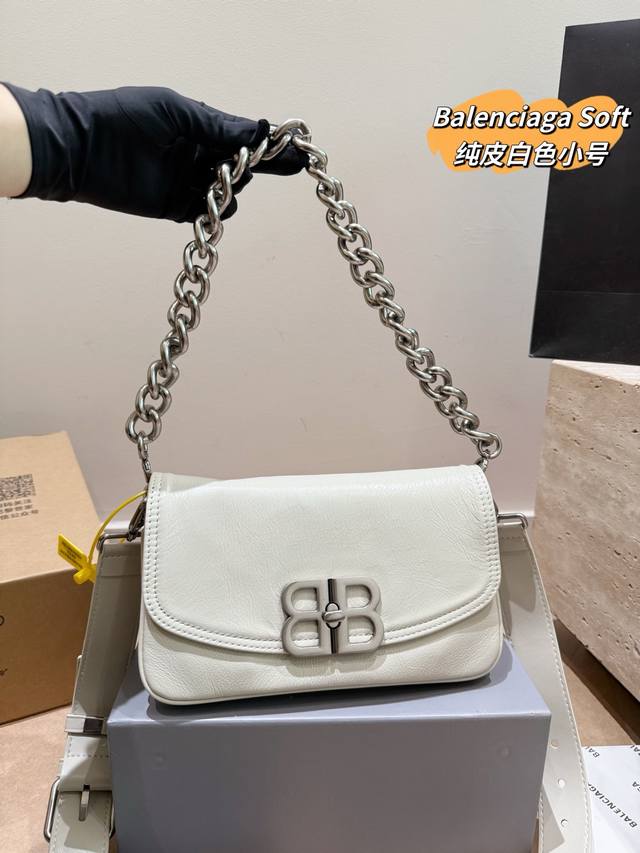纯皮小号配盒 巴黎世家 Soft单肩包 是第一眼就爱上的Bag 真的超级好看～ 链条的腋下包设计和实用性的宽肩带可以让你在酷 辣和休闲Stvle 之间自由切换