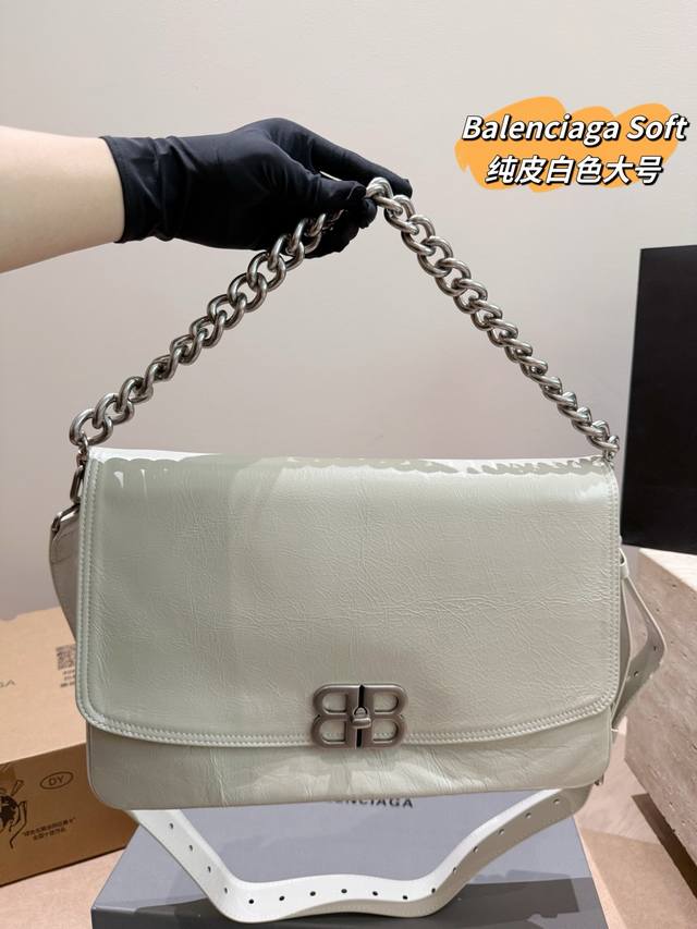 纯皮大号配盒 巴黎世家 Soft单肩包 是第一眼就爱上的Bag 真的超级好看～ 链条的腋下包设计和实用性的宽肩带可以让你在酷 辣和休闲Stvle 之间自由切换
