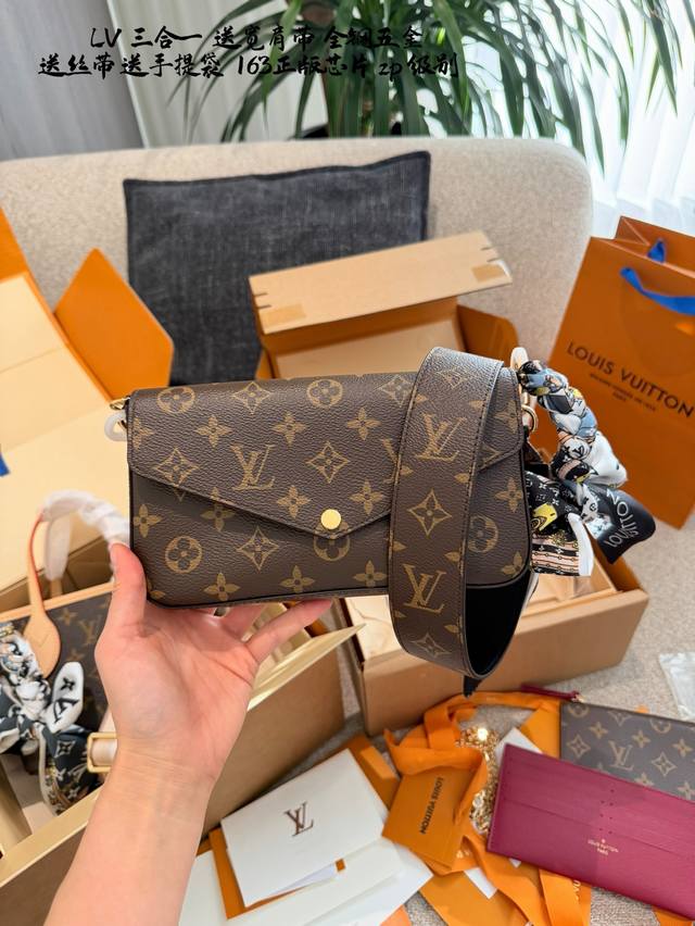 双肩带 Lv FéLicie三合一链条包 Lv FéLicie三合一链条包，经典Monogram老花帆布+金属五金，简约又超有辨识度。尺寸22×13Cm，日常通
