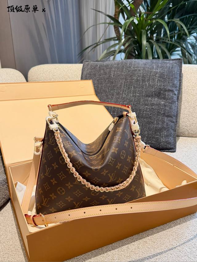 Lv Multipass手袋 Lv Multipass手袋灵感来自Express手袋，采用经典Monogram帆布牛皮饰边，撞色设计超有质感计。包身随性垂坠，金