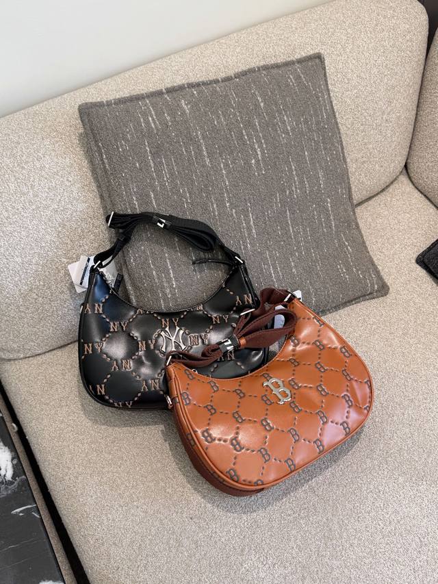 Mlb New York Yankees Shoulder Bag This Mlb New York Yankees shoulder bag is made