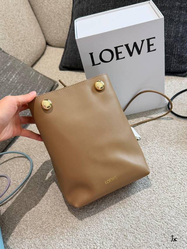 Loewe新款包 简洁利落的设计我好爱 整只包采用的是柔软小牛皮 耐磨性很好关键自重超轻 肩带可以调节长短，单肩斜挎都可以容量也很不错，女生随身带的物品都能容纳