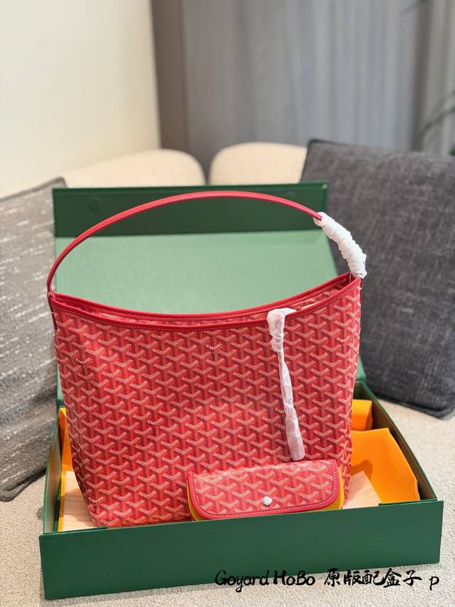 原版复刻 Goyard Hobo Bag新登场 Goyard Boheme Hobo Bag有着像Artoistote 拉链封口的特色，不只是实用性加分，外观上