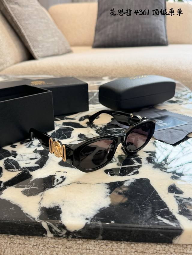 赵露思同款墨镜太好看啦！不愧是赵露思同款 拍照非常出片[得意_Blue]对于面部比较宽的人不太友好 镜框又点儿窄，正常情况闭眼拍，冲冲冲！ Versace范思哲