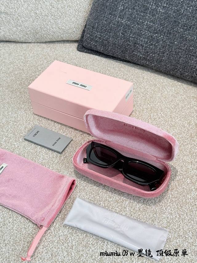 Miu Miu女神墨镜 火爆的款式绝对是这一款 Miumiu11W是你素颜出门的最佳伙伴，这一款墨镜就像有魔法一般让你不论是素颜还是带装，佩戴他你的气质绝 对提