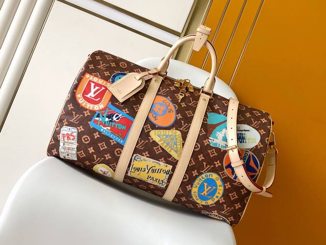 M15042本款163C01动态芯片 Keepall BandoulièRe 50 旅行袋为 Monogram 帆布点缀路易威登旅行贴纸，巧妙传递复古格调。可拆