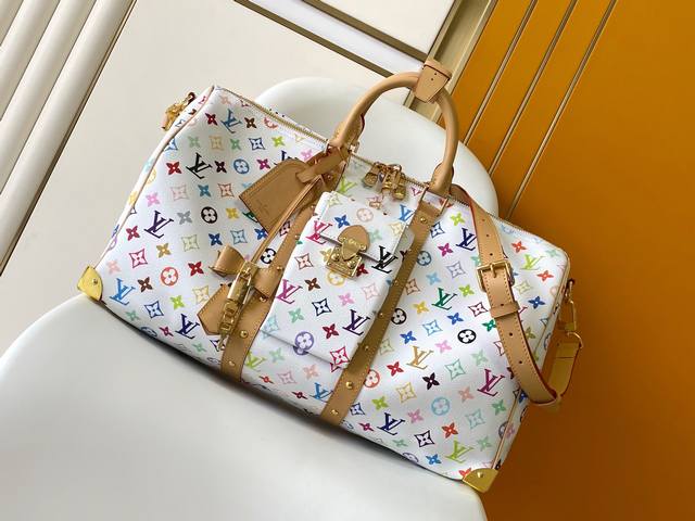 调价 163C01 芯片 M13742白彩 本款 Keepall BandoulièRe 45 旅行袋出自路易威登 X 村上隆再版系列，以绚丽 Monogram