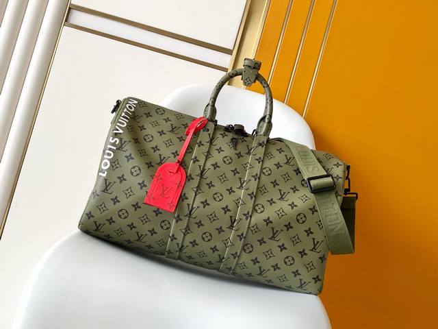 M23962绿花 163C01动态芯片本款 Keepall BandoulièRe 45 旅行袋出自 Monogram Tones 系列，以秋季清新色调搭配明媚