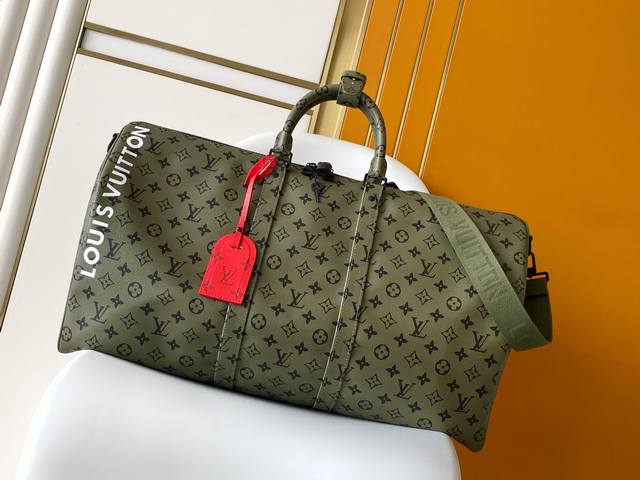 M23963绿花 163C01动态芯片本款 Keepall BandoulièRe 55 旅行袋出自 Monogram Tones 系列，以秋季清新色调搭配明媚