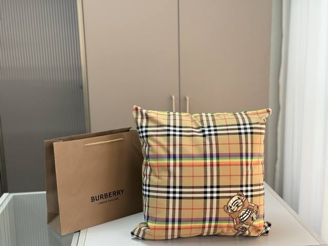 尺寸40X40 Burberry彩虹格纹抱枕，经典英伦格纹+彩虹元素，超有节日氛围感！正面泰迪熊刺绣超可爱，细节满满，品牌辨识度拉满