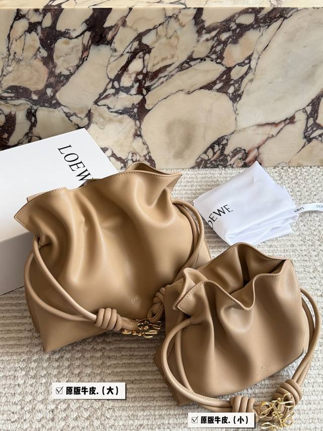 牛皮 配盒 Size：24*18Cm 小 30*26Cm 大 心动不止一下 这只Loewe简直是包包届的天花板了极简的黑色和甜甜圈链条太配了不管看多久都会心动的