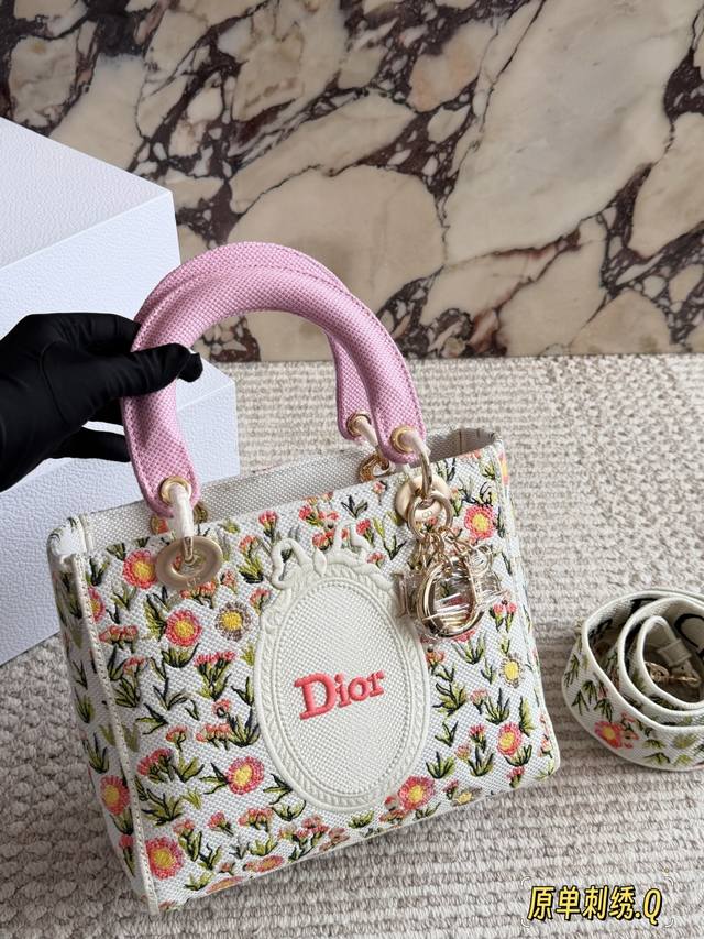 配盒 Size：24*20Cm 原单提花版 D家 刺绣戴妃包 现代休闲且优雅 刺绣宽肩带 特别！特别！！！ 25Ss 新年新款