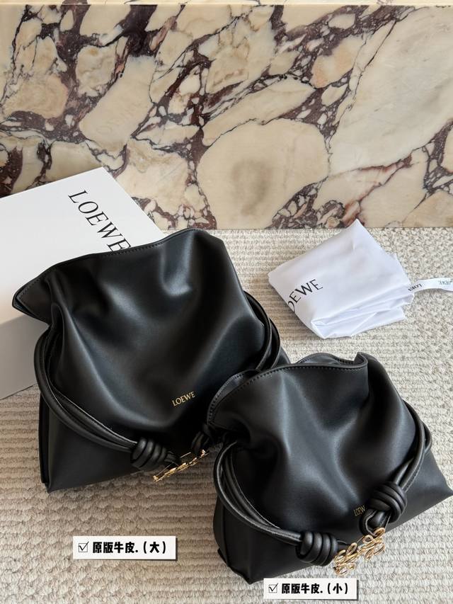 牛皮 配盒 Size：24*18Cm 小 30*26Cm 大 心动不止一下 这只Loewe简直是包包届的天花板了极简的黑色和甜甜圈链条太配了不管看多久都会心动的