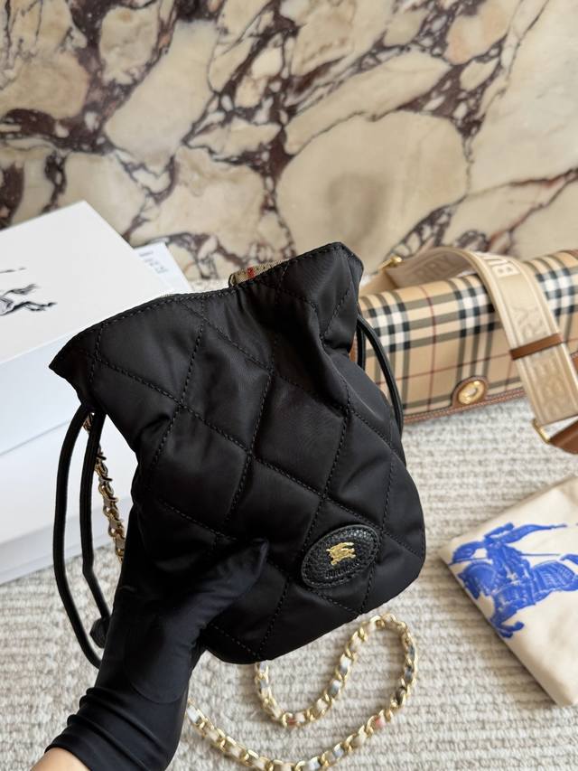 快来-只Burberr发财桶到发财 水桶包，选用涂层棉质混纺面料打造。于意大利工坊精制而成。 秋冬必备百搭斜挎包. 满满的高级感，时尚女士必备。 尺寸 18*1