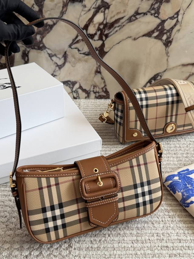 配盒# Size：24*11Cm Bur 复古腋下包 被时髦住了狠狠爱了 经典格纹百搭气场 轻松驾驭各种风格 经典与时髦并存