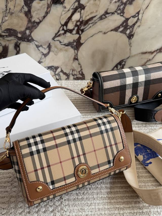 Burberry格纹法棍包 Burberry Note系列格纹法棍包，经典Vintage格纹+桦木棕皮革饰边，复古优雅气质满分。帆布与皮革拼接，轻便耐用，金属铆