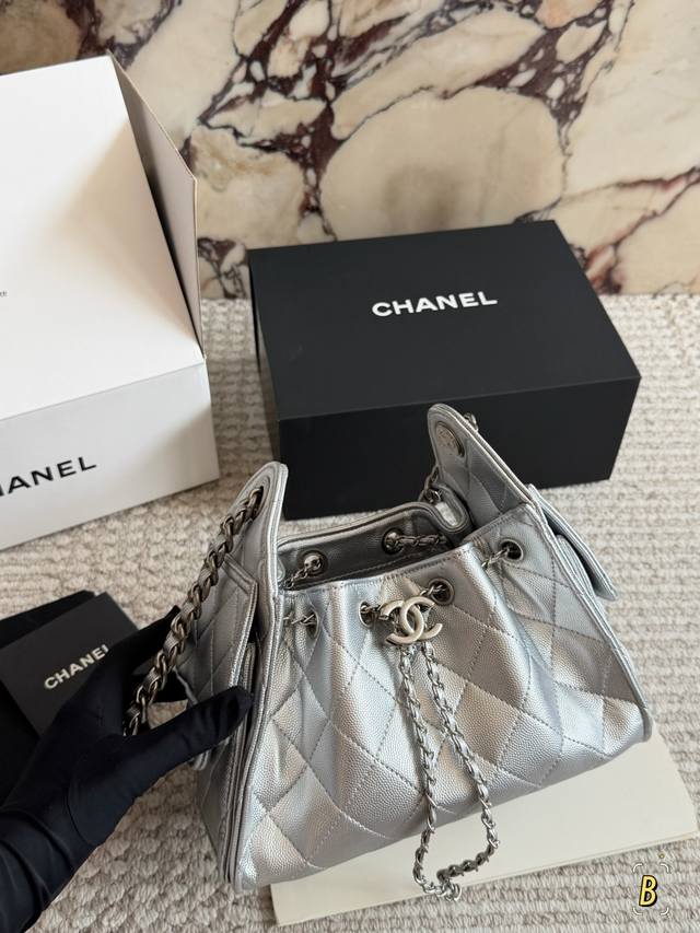 迷你 配盒 鱼子酱牛皮 Chanel 25S Hobo迷你真绝绝子 今年香香25S系列简直美爆... 这个Size 我真的太爱了 很适合这个季节 鱼子酱的质感比