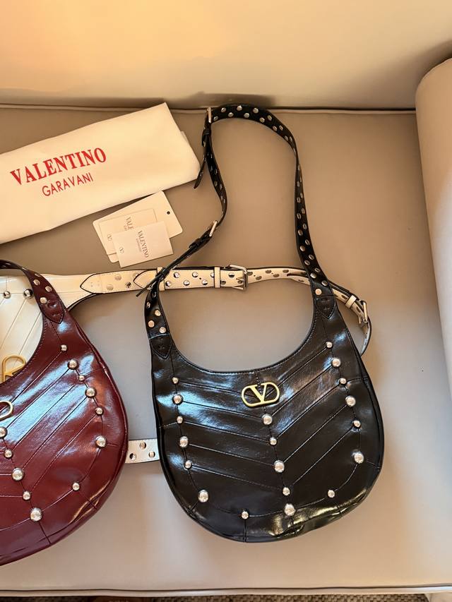 Comes with box Size: 30*21Cm Valentino handbag A must-have for studded punk styl