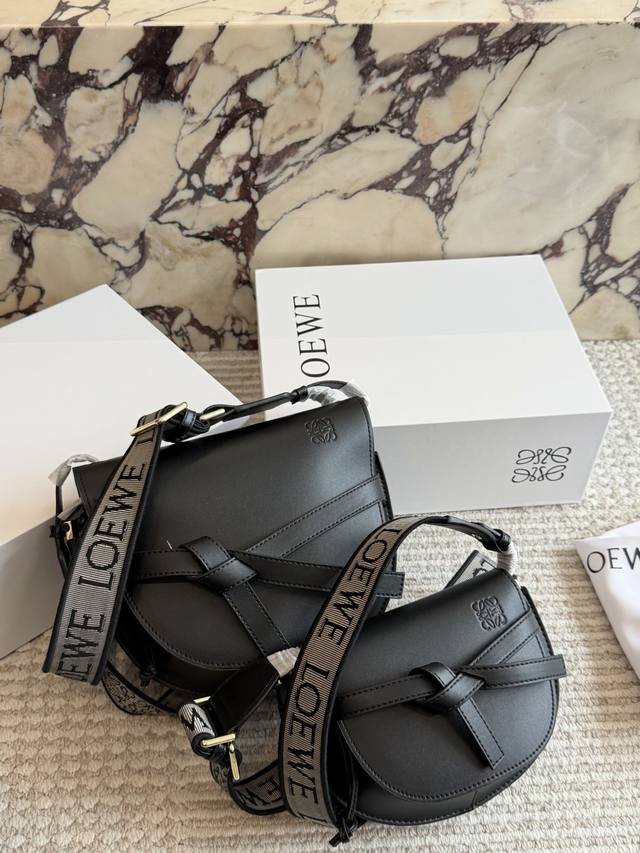 255 配盒 Size：24*20Cm 大 20*15Cm 小 Loewe 罗意威 新肩带很美哦！ Gate Bag马鞍包斜挎包， 感觉Gate是Loewe的礼