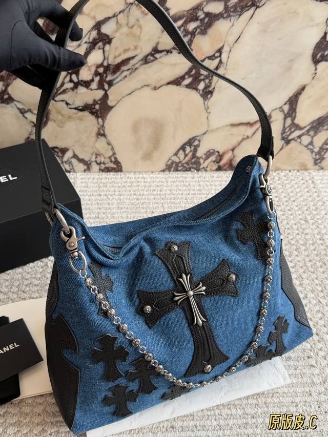 克罗心Lyon单肩包 Chrome Hearts Lyon单肩包,黑色牛皮+十字架金属装饰,哥特风满满!银色链条点缀,质感高级又耐用。包型大容量,通勤Or出街都 克罗心Lyon单肩包 Chrome Hearts Lyon单肩包,黑色牛皮+十字架金属装饰,哥特风满满!银色链条点缀,质感高级又耐用。包型大容量,通勤Or出街都