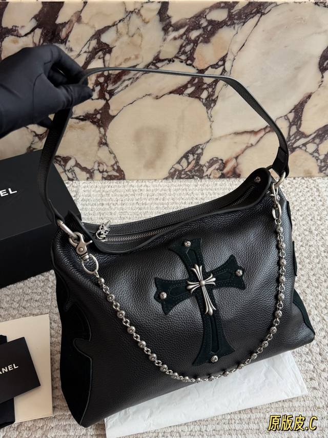 克罗心Lyon单肩包 Chrome Hearts Lyon单肩包,黑色牛皮+十字架金属装饰,哥特风满满!银色链条点缀,质感高级又耐用。包型大容量,通勤Or出街都 克罗心Lyon单肩包 Chrome Hearts Lyon单肩包,黑色牛皮+十字架金属装饰,哥特风满满!银色链条点缀,质感高级又耐用。包型大容量,通勤Or出街都