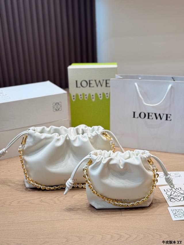 牛皮版本 Loewe Flamenco福袋包 Loewe Flamenco福袋包，黑色牛皮+金属链条，简约又有辨识度！抽绳设计超实用，日常通勤、休闲都能轻松驾驭