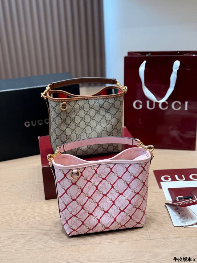 牛皮版本 Gucci马年限定发财桶 Gucci 2026中国新年限定Gg Emblem手袋，被昵称为“发财桶”！粉色Gg老花帆布+红色马缰绳格纹，浅金色半马衔扣