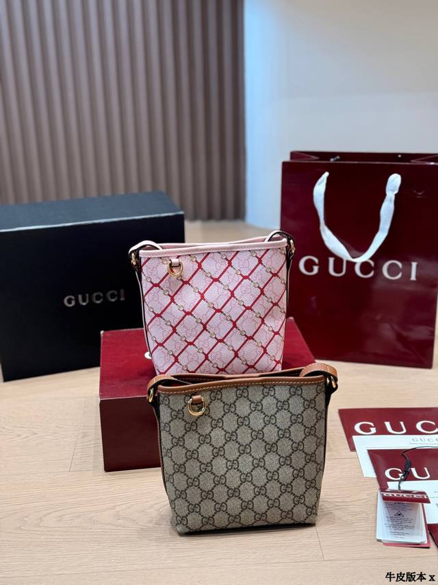 牛皮版本 Gucci马年限定粉色水桶包 Gucci 2026中国新年限定Gg Emblem粉色水桶包，粉色底+红色马缰绳格纹，双G老花超有辨识度！棕色皮革滚边+