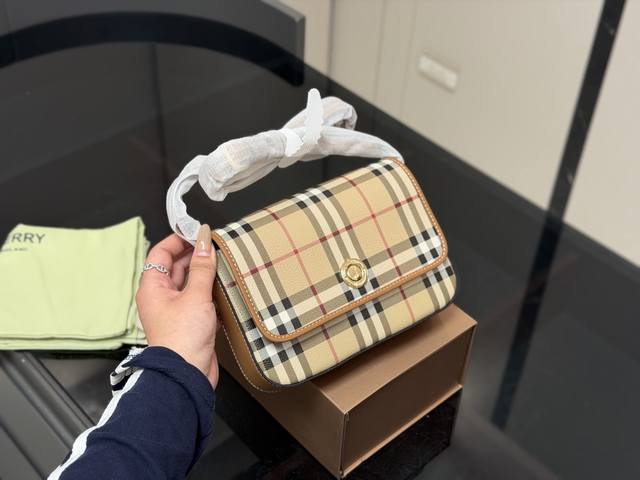 配盒 Size：20*14Cm 巴宝莉邮差包！ 自带Vintage气质。 看起来更有质感，更特别。