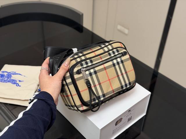 配盒 Size：23.16Cm 巴宝莉新款相机包 最新面料格纹！ 日常潮流穿搭， 时尚穿搭，完全没问题哦 颜值担当男女都可！