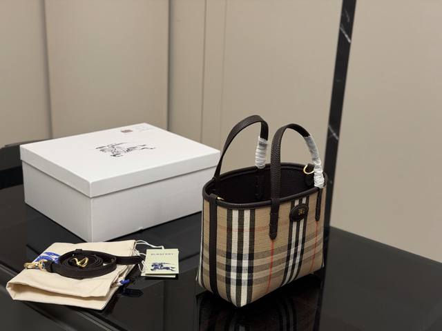 配盒 Size：底宽21 上宽30*18高Cm 闭眼都能入手的包包 巴宝莉迷你双面两用 Bloomsbury托特包 一面是经典格纹自带英伦氛围感， 另一面粒纹牛