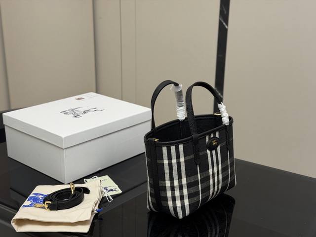 配盒 Size：底宽21 上宽30*18高Cm 闭眼都能入手的包包 巴宝莉迷你双面两用 Bloomsbury托特包 一面是经典格纹自带英伦氛围感， 另一面粒纹牛