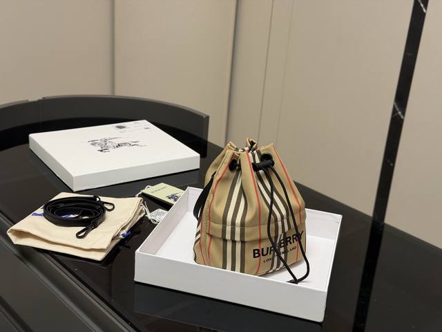 配盒 Size：18*20Cm Bur巴宝莉的小福袋水桶包 小巧精致 一长一短 两条肩带！超级实用！