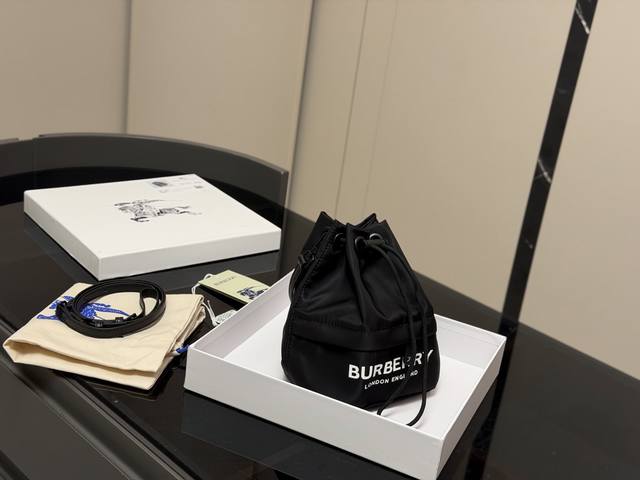 配盒 Size：18*20Cm Bur巴宝莉的小福袋水桶包 小巧精致 一长一短 两条肩带！超级实用！