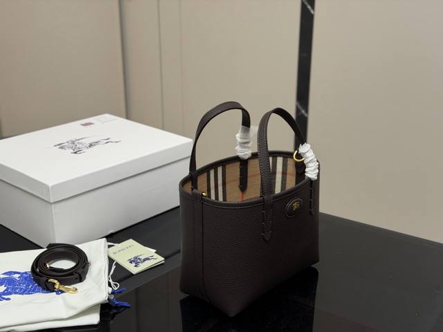 配盒 Size：底宽21 上宽30*18高Cm 闭眼都能入手的包包 巴宝莉迷你双面两用 Bloomsbury托特包 一面是经典格纹自带英伦氛围感， 另一面粒纹牛