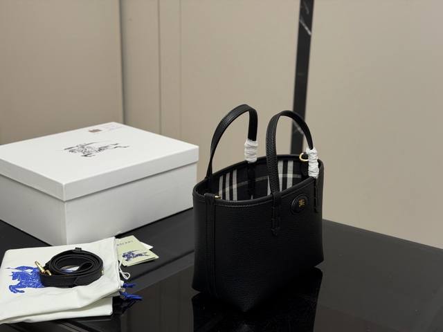 配盒 Size：底宽21 上宽30*18高Cm 闭眼都能入手的包包 巴宝莉迷你双面两用 Bloomsbury托特包 一面是经典格纹自带英伦氛围感， 另一面粒纹牛