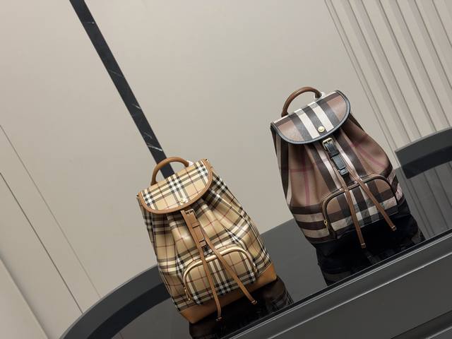 无盒 轻便又容量 Size：24.33Cm 巴宝莉双肩包 这款背包以标志性Burberry Trench风衣的独创面料作为灵感来源， 采用与棉质嘎巴甸同为密织结