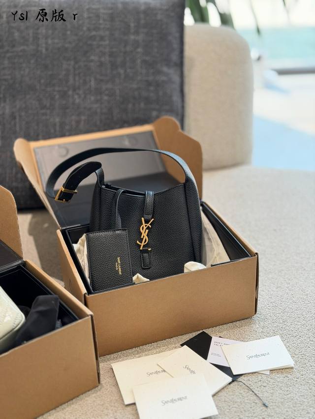 Ysl Mini Hobo ~ 1.被追问无数次的Ysl Mini Hobo,容量堪称“小身材大能量”日常通勤、约会出街，轻松装下手机、口红、粉饼，容量和颜值双