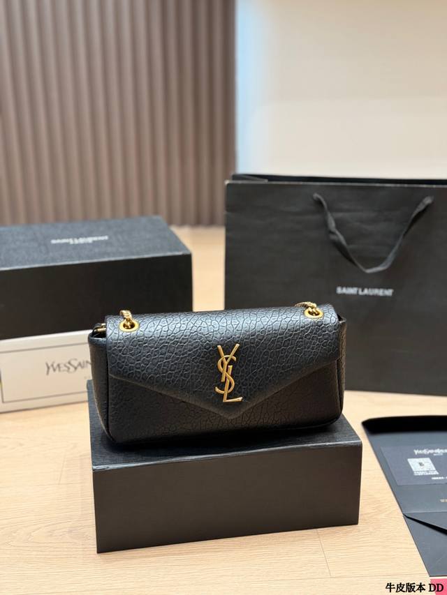 牛皮版本 Ysl Calypso链条包 Ysl Calypso系列小号链条包，黑色粒面羊皮+金属Logo，低调又奢华。包身柔软，触感细腻，尺寸约26Cm，日常通
