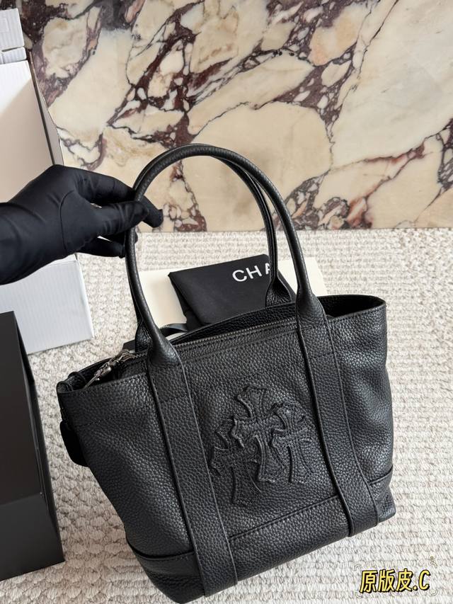 原版皮 克罗心Chrome Hearts Monica菜篮子包,黑色荔枝纹牛皮,手感软糯耐磨,超适合日常通勤Or休闲出街!正面十字架金属装饰,低调又有辨识度。波 原版皮 克罗心Chrome Hearts Monica菜篮子包,黑色荔枝纹牛皮,手感软糯耐磨,超适合日常通勤Or休闲出街!正面十字架金属装饰,低调又有辨识度。波