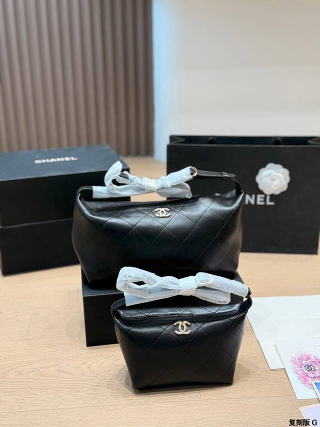 Replica Chanel 26p Hobo Bag Featuring Chanel's classic quilted pattern and the i