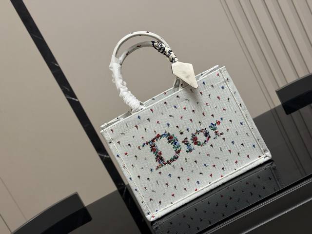 Comes with a silk scarf Original Dior jacquard Dior Book Tote, my favorite tote